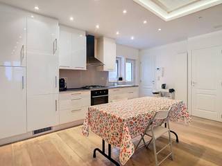 Bent u op zoek naar een woning waar u werkelijk alleen nog maar uw koffers hoeft uit te pakken? Dit prachtig en volledig gerenoveerd huis in het hart van Rupelmonde biedt de perfecte combinatie van modern wooncomfort en een uitstekende energetische score. Dankzij het gunstige EPC-label A bent u verzekerd van een toekomstbestendige investering.<br /><br />De indeling:<br /><br />- Kelder<br />- Lichtrijke leefruimte met een moderne uitstraling.<br />- Volledig geïnstalleerde open keuken voorzien van alle toestellen.<br />- Gastentoilet op het gelijkvloers.<br />- Gezellige koer.<br />- Eerste slaapkamer.<br />- Tweede volwaardige slaapkamer.<br />- Badkamer<br />- Ruime derde slaapkamer op de zolderverdieping.<br /><br />Een unieke kans voor wie een duurzaam en energiezuinig huis wil kopen.<br /><br />Wenst u graag een bezoek? Neem dan contact met ons op via Dewaele.com<br /><br />Bestuursmaatregelen in het maatregelenregister: nee