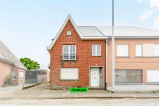In Lede bevindt zich deze halfopen bebouwing met bijzonder veel potentieel, ideaal voor wie op zoek is naar een renovatieproject waarbij reeds de belangrijkste werken werden uitgevoerd. De woning werd namelijk volledig gestript en de eerste stappen richting een totaalrenovatie zijn reeds gezet. Zo werd de woning volledig asbestveilig gemaakt, voorzien van een nieuw geïsoleerd dak en uitgerust met dubbele beglazing in PVC over de volledige woning. Hierdoor beschikt u reeds over een sterke basis om deze eigendom verder af te werken volledig naar eigen smaak en wensen. De indeling van de woning omvat op het gelijkvloers een inkomhal met toegang tot de woon- en eetkamer. Aansluitend bevindt zich de ruimte die voorzien werd voor de toekomstige keuken, gevolgd door het gastentoilet en de badkamer. Via de traphal bereikt u de eerste verdieping, waar zich momenteel twee verder af te werken slaapkamers en een dressing bevinden. Daarnaast beschikt de woning nog over een zolderverdieping, bereikbaar via een zolderluik. Mits het plaatsen van een vaste trap kan deze ruimte perfect ingericht worden als derde slaapkamer, bureau of hobbyruimte. Een absolute troef van deze eigendom is de zeer ruime garage/atelier van ca. 150 m², bereikbaar via de koer achter de woning. Deze ruimte biedt tal van mogelijkheden voor zelfstandigen, hobbyisten, opslag of het combineren van wonen en werken. Achteraan het atelier bevindt zich bovendien nog een onderhoudsvriendelijk stukje tuin, waar u in alle rust kan genieten van een aangename buitenruimte. Dankzij de reeds uitgevoerde structurele werken, de grote polyvalente ruimte en de bijkomende buitenruimte vormt deze eigendom een uitstekende opportuniteit voor handige renovatoren of mensen die op zoek zijn naar een woning met werkruimte.<br /><br />
