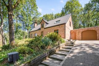 Deze uitstekend onderhouden en instapklare woning is residentieel gelegen op een prachtig perceel van 14a12ca, midden in het groen van de Middelberg te Rotselaar. Hier geniet je van rust in een groene woonomgeving, terwijl winkels, scholen, een apotheek, “De Plas” van Rotselaar en het vernieuwde station van Wezemaal zich op wandel- of fietsafstand bevinden.<br /><br />Op de gelijkvloerse verdieping komen we binnen via de ruime inkomhal met vestiairehoek, afzonderlijk gastentoilet en een aanpalende slaapkamer, momenteel ingericht als bureau. De ruime L-vormige leefruimte geniet dankzij de vele raampartijen van natuurlijk lichtinval en een prachtig zicht op het omliggende groen. Aansluitend bevinden zich de veranda en een ruime leefkeuken met praktische berging.<br /><br />Op de eerste verdieping geeft de nachthal toegang tot twee ruime slaapkamers, een douchekamer, een afzonderlijke badkamer en een tweede toilet.<br /><br />Aan praktische ruimte ontbreekt het hier niet. De woning beschikt over een inpandige garage, een afgewerkte en bevloerde kelder(kamer) en achteraan een atelier dat nog geregulariseerd dient te worden. Het perceel is bovendien volledig omheind. Ook technisch zit deze woning goed met een EPC-label B (192 kWh/m²/jaar) en een conforme elektrische installatie.<br /><br />Ben je bijgevolg op zoek naar een instapklare woning met ruimte en privacy, omgeven door groen en toch vlak bij het centrum en het vernieuwde station van Wezemaal? Laat je dan zeker verrassen door deze mooie eigendom op de Middelberg. Aarzel niet en plan vandaag nog een bezoek via janschrijvers@immojanstas.be of 0495/18 95 81.<br /><br />Bijkomende info (EPC, bodemattest, stedenbouwkundige inlichtingen,...) kan U hieronder downloaden ↓. 