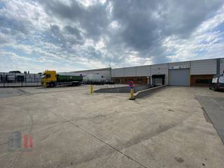 Fantastically located industrial building with a surface area of 6,543 m² for rent along and with visibility of the E17 in Sint-Niklaas, barely 2...