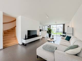 Lichtrijke RECENTE GEZINSWONING met ENERGIEZUINIG KARAKTER, ONDERHOUDSVRIENDELIJKE TUIN en GARAGE MET UITWEG ACHTERAAN, gelegen op een...