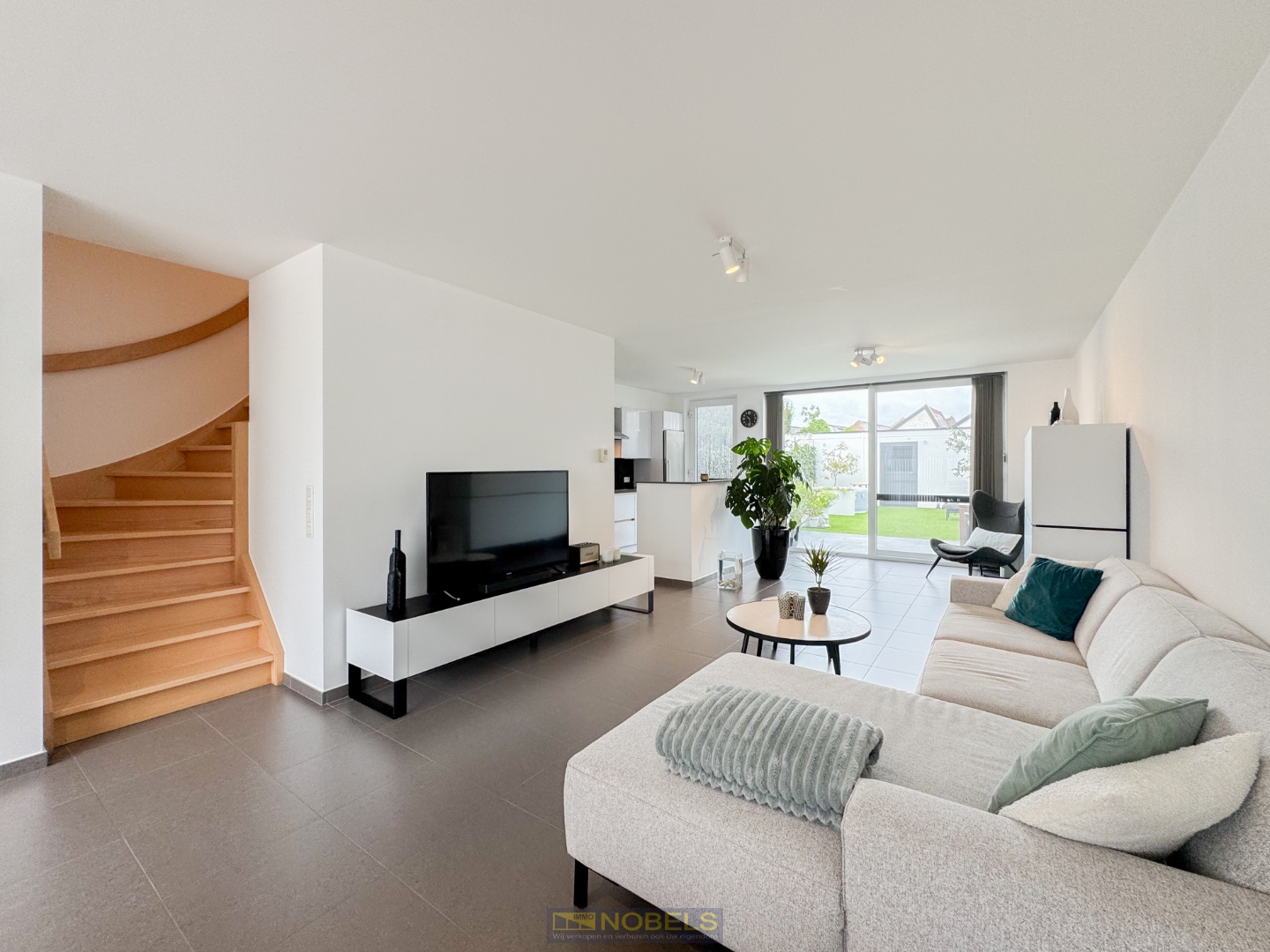 Te koop, Energiezuinige en lichtrijke gezinswoning met garage op gunstige ligging te Anzegem - photo 1