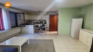 <strong>Gelijkvloers appartement met autostaanplaats en kelderberging in het hart van Maasmechelen.</strong><br /><br />Gelegen vlakbij het commercieel centrum van Maasmechelen, het winkelcentrum M2, de Pauwengraaf en Maasmechelen Village en de autostrades richting Nl. en Brussel/A’pen.  <br /><br />Dit appartement bestaat uit een inkomhal, apart toilet,  een leefruimte bestaande uit eet- en zithoek, volledig uitgeruste keuken met afwasmachine, 1 slaapkamer en een badkamer met bad. Overal zijn er gemotoriseerde rolluiken. Ideale investering met een huurprijs incl. kosten € 764,42.<br /><br />Er is tevens een kelderberging. Verder is er een privé-autostaanplaats in de gemeenschap en deze bevindt zich achter het gebouw.<br /><br />Verwarming op aardgas. Goedgekeurd stroomattest aanwezig.<br /><br />Bestuursmaatregelen in het maatregelenregister: nee.<br />Vergunning uitgereikt/Woongebied/Geen rechterlijke herstelmaatregel of bestuurlijke maatregel opgelegd/Geen voorkooprecht/Geen verkavelingsvergunning/P-score D/G-score A.