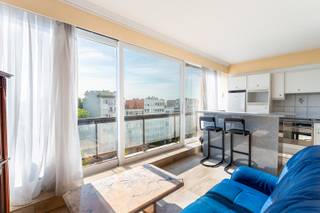 Aan de vernieuwde Leien, vlak bij de iconische Paardenmarkt, bevindt dit appartement zich temidden van alles wat de stad zo levendig maakt. De bruisende mix van het Eilandje, het historische stadscentrum, Park Spoor Noord en de levendige Stadswaag ligt allemaal binnen handbereik. Dankzij de goede bereikbaarheid en de nabijheid van het openbaar vervoer (tram, bus, trein) ben je moeiteloos verbonden met elke uithoek van de stad én daarbuiten. Het appartement is gelegen op achtste verdieping (lift gaat tot de zevende verdieping en de achtste verdieping is dan te bereiken via de trap) en biedt een prachtig zicht over de Antwerpse skyline. Grote raampartijen zorgen voor een overvloed aan zon- en daglicht, wat bijdraagt aan een heerlijk open gevoel. Het appartement werd steeds met zorg onderhouden, maar biedt tegelijk nog ruimte om het geheel naar eigen smaak op te frissen en te personaliseren. De leefruimte biedt meer dan voldoende plaats om een grote zithoek en eetkamer te installeren. Aansluitend vindt u een open keuken die volledig en gebruiksvriendelijk is geïnstalleerd. Aan de achterzijde van het appartement bevinden zich twee volwaardige slaapkamers, waarvan één toegang geeft tot een charmant terras. Daarnaast is er nog een derde kamer, perfect in te richten als bureau, hobbyruimte of logeerkamer. De badkamer bestaat uit een douche, wastafel en een tweede toilet. Epc: 322 kWh/m2, P-score: A, G-score: A, Vg-Wche-Gvkr-Gvv-Gmo.