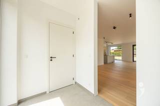 <p><span>Energiezuinige nieuwbouwwoning in een zeer rustige straat nabij het centrum van Werchter.</span></p><p><span>We betreden de woning via de inkomhal met gastentoilet. Aansluitend bevindt zich een aangename, open leefruimte met zithoek, eetplaats en volledig uitgeruste keuken voorzien van alle comfort. Via de keuken is er toegang tot de ruime inpandige garage met automatische sectionaalpoort.</span></p><p><span>Op de eerste verdieping vinden we een nachthal met extra bergruimte en een tweede toilet. De badkamer is uitgerust met een ligbad, regendouche en dubbele wastafel. Verder zijn er maar liefst 4 slaapkamers, allen afgewerkt met een warme parketvloer. De hoofdslaapkamer beschikt bovendien over een ensuite badkamer met regendouche, derde toilet en dubbele wastafel.</span></p><p><span>De woning is gelegen op een perceel van 5a 68ca en werd volledig aangelegd. De tuin is ingezaaid, omheind en voorzien van een haag, wat zorgt voor extra privacy. De oprit biedt plaats voor twee wagens.</span></p><p><span>Deze energiezuinige woning is uitgerust met vloerverwarming (met mogelijkheid tot koelen), zonnepanelen, een ventilatiesysteem type D en de voorziening voor een laadpaal.</span></p><p><span>Interesse in deze instapklare nieuwbouwwoning in een rustige woonomgeving? Contacteer ons via 016 15 31 15 of info@immolivit.be.</span></p>