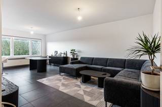 Welkom in dit stijlvol en tot in de puntjes vernieuwde appartement, gelegen op de tweede én bovenste verdieping van een kleinschalig gebouw. Dankzij die ligging geniet je hier van maximale rust en privacy, zonder bovenburen en met een groen uitzicht dat meteen voor ontspanning zorgt.<br /><br />Het appartement wordt momenteel verhuurd aan een betrouwbare huurder met een maandelijkse huurprijs van €1.050, wat zorgt voor een onmiddellijk rendement voor investeerders.<br /><br />De indeling is als volgt: een ruime inkomhal die uitkomt op de lichtrijke leefruimte van maar liefst 43 m², met een open en moderne keuken waar koken en leven perfect samenvloeien. De twee slaapkamers (13,5 m² en 10 m²) zijn volwaardig en rustig gelegen. De badkamer is uitgerust met een stijlvolle inloopdouche en lavabomeubel. Daarnaast is er een apart gastentoilet en een praktische berging.<br /><br />Het zuidgericht terras nodigt uit tot gezellige buiten momenten. En parkeren? Dat doe je zorgeloos in de garagebox, verplicht bij aan te kopen €25.000.<br /><br />De maandelijkse provisie bedraagt €184 (incl. gem. kosten, syndicus, poetsdienst, verwarming en water). Elektriciteit is via een individuele meter.<br /><br />Benieuwd om dit appartement te ontdekken? We plannen met plezier een bezoek in, contacteer Neon Vastgoed via 03/336.88.88 of mail naar info@neonvastgoed.be.