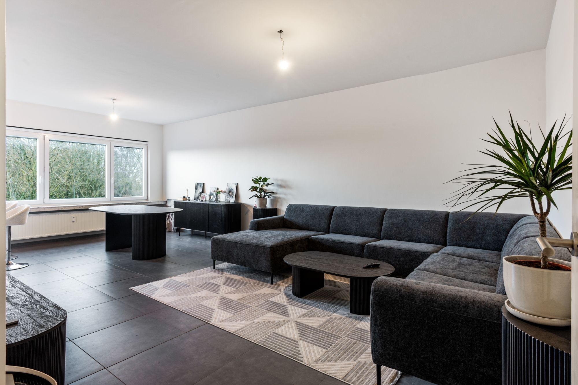 Volledig gerenoveerd 2-slaapkamerappartement met terras, garagebox en groen uitzicht! - foto 5