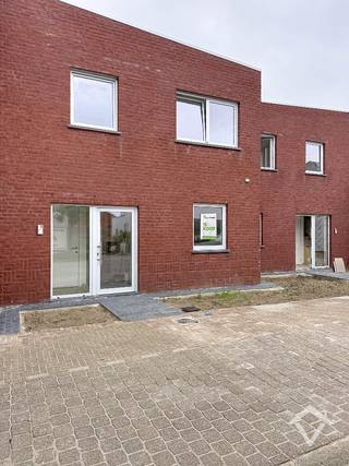 Deze prachtige woning is gelegen in het rustige Ichtegem en beschikt over een tuin en een gezellig terras waar je heerlijk kunt genieten van de buitenlucht. De woning is voorzien van een garage waar je uw auto veilig kunt parkeren.<br /><br />Indeling gelijkvloers: Inkom - toilet - woonkamer - berging - keuken - tuin - terras en afzonderlijke garage.<br /><br />Indeling eerste verdieping: nachthal - badkamer - 3 slaapkamers - dressing - toilet<br /><br />EPC: woning in aanbouw <br /><br />Prijzen zijn exclusief aansluitingskosten, exclusief kosten EPB en opmetingskosten, exclusief registratierechten op de grondwaarde en exclusief BTW op de constructiewaarde. <br /><br />6% BTW mogelijk indien voldaan aan de voorwaarden.