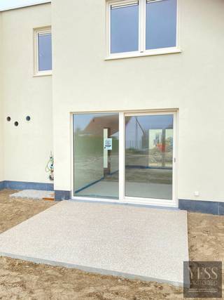 Welkom bij De Strandloper, een stijlvol en energiezuinig project op een toplocatie in Bredene!<br /><br /><span>Indeling van de woning:</span><strong> </strong><br /><strong>- Gelijkvloers:</strong> Tellerkast, ruime berging, lichtrijke en ruime living, terras, open keuken en gastentoilet.<br /><strong>- Op verdiep:</strong> nachthal, 3 slaapkamers, badkamer met lavabo en toilet.<br />Elke woning beschikt over een zuidgericht terras, ideaal om maximaal te genieten van zon en rust.<br />Elke woning beschikt over een parking vooraan het domein.<br /><br />Daarnaast wordt er sterk ingezet op energiezuinigheid en toekomstgericht wonen:<br />- Verwarming en koeling via lucht-lucht warmtepomp<br />- Energie-efficiënte technieken<br />- Fietsenstallingen voorzien op het domein<br /><br />De Strandloper biedt u de perfecte combinatie van rust, comfort en nabijheid van strand en natuur. Hier woont u in een aangename kustgemeente met vlotte bereikbaarheid en alle voorzieningen binnen handbereik.<br /><br /><strong>Bent u op zoek naar een eigentijdse vakantiewoning aan zee met doordachte indeling en zonnig terras?</strong><br />- De Strandloper in Bredene is een unieke kans.<br /><br />Neem vandaag nog contact op of plan een bezoek aan onze bemeubelde modelwoningen op Blekkaertstraat 50, Bredene aan Zee.<br />De Strandloper – Uw droom of investering aan zee - Verkoopkantoor ter plaatse op afspraak: info@yess-vastgoed.be / 050 33 59 03