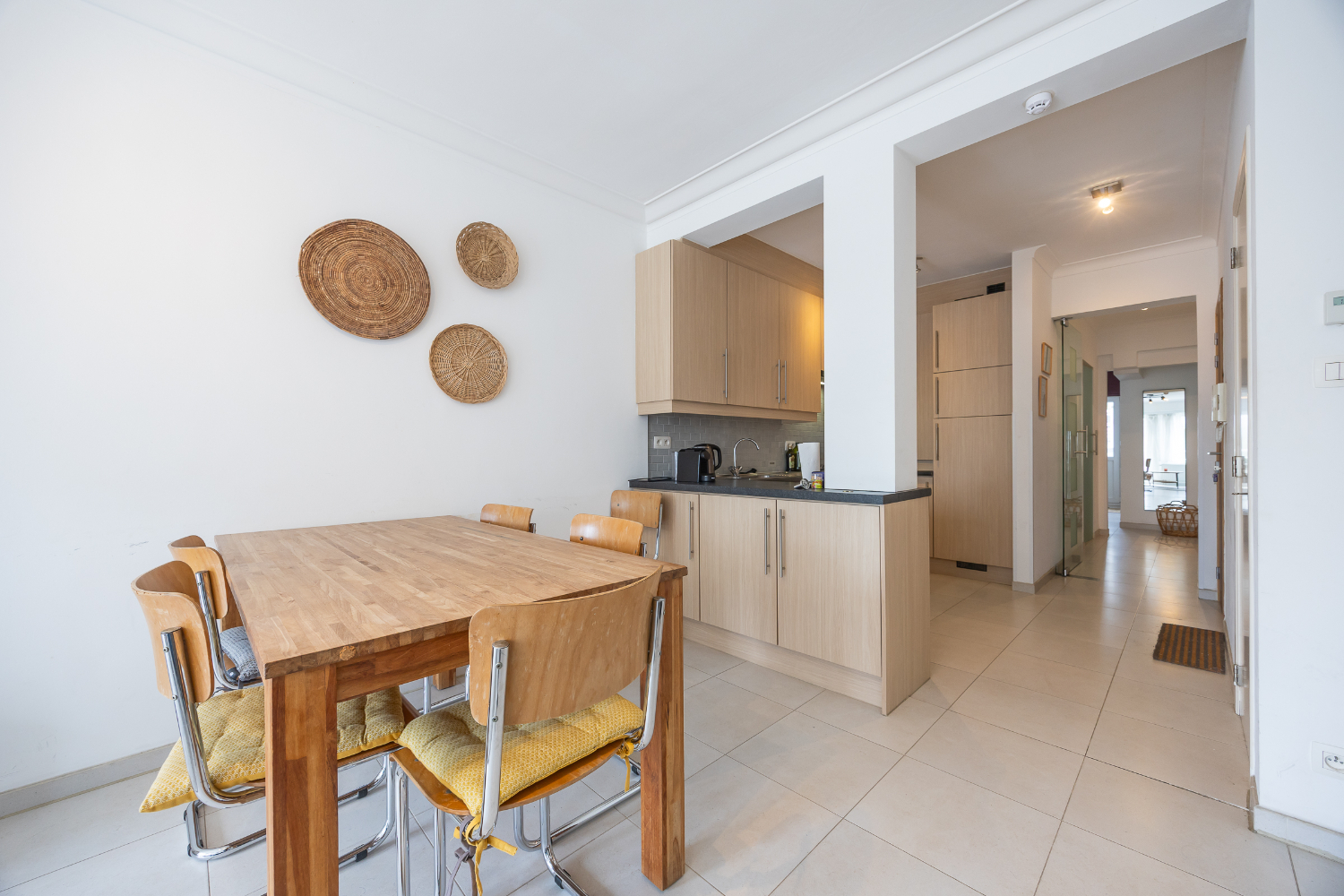 Lichtrijk 2-slaapkamer appartement op steenworp van het strand - foto 5