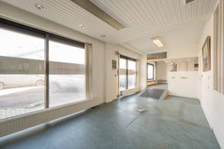 Res. Sombrero – Uniek hoekpand op toplocatie nabij de Zeedijk te Zeebrugge.<br />Ontdek dit uitzonderlijke gelijkvloerse pand op de hoek van de Brusselstraat en de Sint-Thomas Morusstraat in Zeebrugge – op een steenworp van het strand.<br />Met een totale oppervlakte van 165 m² biedt deze voormalige dokterspraktijk met woongedeelte tal van mogelijkheden voor herbestemming: praktijkruimte, kantoor, woonst (mits vergunning) of een combinatie. Dankzij de dubbele toegang (langs beide straten) én de strategische hoekligging geniet het pand van een overvloed aan lichtinval en een uitstekende zichtbaarheid.<br />Extra troef: een ruime kelderberging die zorgt voor handige opslagmogelijkheden.<br />Een buitenkans voor wie op zoek is naar een karaktervolle locatie met potentieel, vlakbij de Zeedijk.<br />Bezoek sterk aanbevolen om de indeling en mogelijkheden zelf te ervaren.<br />Ref. A556