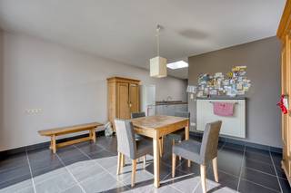 Assebroek, <u><strong>RUIME LICHTRIJKE INSTAPKLARE WONING met GROTE TUIN met UITWEG en oprit ,</strong></u> <strong><u>mogelijkheid garage te bouwen van zeker 30m²,</u></strong><br /><u><strong>3 SLAAPKAMERS, Badkamer en douchekamer. </strong></u>Supergoede ligging,vlakbij scholen, winkels, bushalte<br />Omvat: inkomhal met nieuw toilet , <u>living van 40m²</u>, ingerichte nette keuken ( oven, gasfornuis ,vaatwas,veel kasten),<u> eetkeuken van 17m²</u> met zicht op zuidoost gerichte tuin met terras, ook op het gelijkvloers, badkamer met ligbad, plaats voor wasmachine en droogkast.<br />1 é Verd: douche kamer met toilet, 2 mooie slaapkamers, overloop naar dakverdieping, waar terug ruime overloop en grote slaapkamer.<br /><br />PVC-ramen met hoogrendementsglas, centrale verwarming op aardgas.<br />Tot in de puntjes verzorgd , JUIST VERHUIZEN !<br /><br />