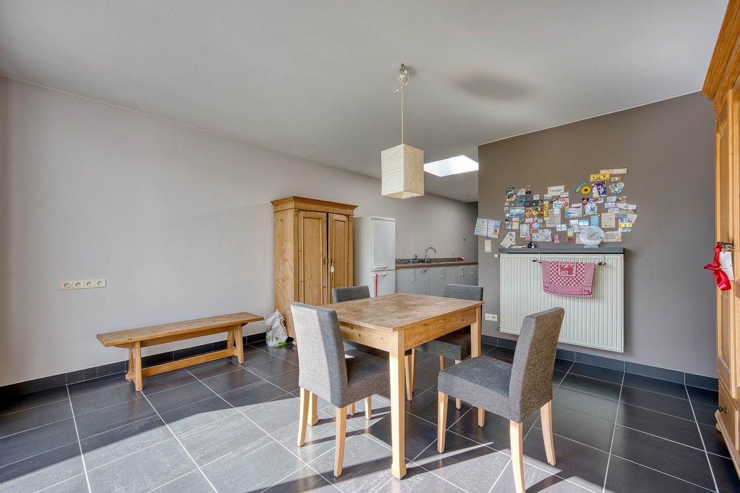 Assebroek, RUIME LICHTRIJKE INSTAPKLARE WONING met GROTE TUIN met UITWEG+ OPRIT , mogelijkheid garage te bouwen,3 SLAAPKAMERS, Badkamer en douchekamer. - foto 3