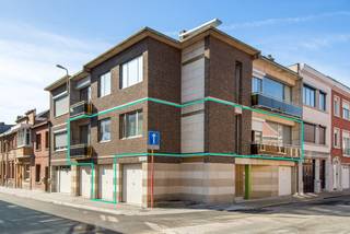 <p>Ruim, instapklaar 3-slaapkamerappartement met terras en mogelijkheid tot bij aankopen van een garage in hartje Dendermonde. Dit op de 2<sup>e</sup> verdieping gelegen appartement (zonder lift) beschikt over een (nacht)hal, een ruime, lichtrijke leefruimte in L-vorm met aansluitend aan straatzijde een balkon, zuidoost georiënteerd terras, een uitgeruste keuken (koelkast met vriesvak, gasfornuis, dampkap, oven, dubbele spoelbak), een badkamer met inloopdouche, enkele wastafel, hangtoilet en handdoekdroger en 3 slaapkamers waarvan 2 met inbouwkast. Op de gelijkvloerse verdieping is er nog een private berging en een gemeenschappelijke wasplaats waar de wasmachine kan geplaatst worden. De woning is uitgerust met centrale verwarming op aardgas (Buderus ketel), een zonnetent en ALU schrijnwerk. De mogelijkheid bestaat om een garage bij aan te kopen (vraagprijs 25.000 €). EPC: 356 kWh/m²/j., energielabel: D. Unieke code: 3138381-RES-1. Interesse? Contacteer ons voor een bezoek of meer informatie via 052/52.05.05 of axel@ax-quality.be</p>