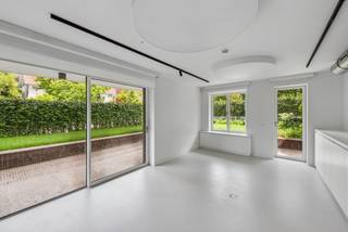 Découvrez ce superbe immeuble de bureaux, entièrement rénové en 2024, idéalement situé sur l'avenue Albert Lancaster à Uccle.Avec une superficie...