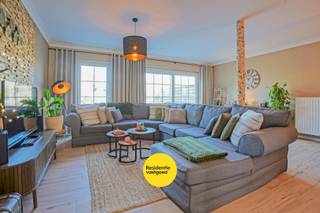 Recente gezinswoning (2019) met 5 slaapkamers en zonnige tuin – Nieuwpoort Stad op 356 m².<br />Instapklare rijwoning met 171 m² bewoonbare oppervlakte met op het gelijkvloers: inkom met gastentoilet, lichtrijke leefruimte met open ingerichte keuken (50 m²) en wasruimte.<br />Verdiepingen: 5 slaapkamers en badkamer met inloopdouche en 2de toilet.<br />Westgerichte tuin (280 m²) met ruim terras (36 m²) en tuinberging (20 m²).<br />Extra troeven:<br />✔ 12 zonnepanelen + thuisbatterij (5 kW)<br />✔ Regenwaterput 15.000 L<br />✔ CV op aardgas<br />✔ PVC ramen met hoogrendementsglas<br />✔ EPC A (75 kwh/m²/jaar) - E-peil: 40<br />Ideale, energiezuinige gezinswoning op topligging.<br />De vermelde prijs is een richtprijs, elk bod wordt overgemaakt aan de eigenaar die zich het recht voorbehoud het bod al dan niet te aanvaarden.<br />KIJKDAG zaterdag 14/3/26 tussen 13u30 en 15u30 (via residentievastgoed.be)