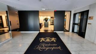 Dit appartement is gelegen in “Residentie Hertogenpark”.<br /><br />Bij het binnenkomen in het appartement heb je een ruime inkomhal. Aan de linkerzijde is er een vestiairekast, perfect om jassen en schoenen op te bergen. Rechts bevindt zich eveneens een gastentoilet met handenwasser en een zeer ruime berging / wasplaats.<br />Als je verder loopt, kom je in de lichte woon- en eetkamer met open geïnstalleerde keuken. De ruimte is overweldigend licht dankzij de grote ramen die uitkijken op het terras, gericht op het Zuid-Westen. De open keuken sluit naadloos aan op de woonkamer. Het is een moderne, volledig uitgeruste keuken met ingebouwde koelkast, oven, kookplaat, vaatwasser, enz… .<br /><br />Als je door de nachthal loopt, bereik je de logeerkamer van 5,52m x 2,20m met aansluitend een uitgeruste douchekamer.<br />De hoofdslaapkamer is 4,03m x 3,40m met <u>aansluitend een dressingruimte</u> (met 2 ingemaakte kasten van 4 deuren elk). De ensuite badkamer heeft een mooi modern lavabomeubel met dubbele spoeltafel, opbergschuiven en spiegelkastjes, een grote opberghangkast, een privatieve toilet en een ligbad.<br /><br />Tenslotte, op niveau -1 vind je een ruime kelder +/-9m², <u>welke is inbegrepen in de verkoopprijs.</u><br /><br />Mogelijkheid tot aankoop van een ondergrondse autostaanplaats aan € 25.000,-.<br /><br /><strong>Zeer gunstig EPC score 107kWh/m² jaar = net een B score!<br />Conform elektriciteitsattest en een gunstig asbestattest. </strong><br /><br />Door de bouwwijze (dikke betonnen muren, plafond en vloeren) en de ligging ervaar je binnen in het appartement een totale stilte en rust. Voor de hoogte is het voor een groot deel van het jaar aangenaam vertoeven op het terras.<br />Overal in het appartement ligt een doorlopende parketvloer, behalve in de inkomhal, waar marmer ligt en in de badkamers en de keuken waar gekozen is voor onderhoudsvriendelijke materialen.<br /><br /><strong><u>Woordje uitleg over deze unieke Residentie:</u></strong><br /><strong><em>Residentie ‘Hertogenpark’</em></strong><em> of hoe wonen resideren wordt!<br /><strong>Op 100 meter van de Jan Van Rijswijcklaan en in de Markgravebuurt bevindt zich deze hoogstaande Residentie ‘Hertogenpark’. Wonen met een hotelgevoel is hier de standaard. De royale inkomhal, die trouwens volledig vernieuwd werd maakt dit al van bij het binnenkomen van het gebouw duidelijk. Het gemeenschappelijke binnenzwembad en de aansluitende saunaruimte zorgen voor ontspanning, net als de lounge waar geregeld exposities en kleinschalige concerten plaatsvinden voor de liefhebbers. Eveneens is er in de ondergrondse garage een ruime wasplaats voor de wagen! Ook het comfort van de bereikbare conciërge is niet te onderschatten: pakjes worden in ontvangst genomen, het gebouw wordt tot in de puntjes verzorgd en het afval wordt op elke verdieping gesorteerd en verzameld. De mobiliteit is bovendien ideaal: vlakbij de invalswegen om vlot in en uit de stad te rijden, op wandelafstand van openbaar vervoer en met allerlei winkels op enkele stappen van het appartement.<br />De veiligheid, orde en netheid welke door de 2 conciërges dagelijks wordt opgevolgd en welke beurtelings van dienst zijn zorgen voor een rustige, sfeervolle en aangename bewoning. De beveiligde ondergrondse parkings en de grote terrassen geven een perfecte samensmelting van luxe en comfort. Mensen die niet de zorg van een villa willen, maar wel de geborgen luxe van een residentieel appartement, vinden in de Residentie precies wat ze zoeken.</strong></em><br /><br /><br /> 