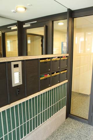 Nieuwbouwappartement, voorzien van inkom, apart toilet, woonkamer, ingerichte keuken, berging, 2 slaapkamers, ingerichte badkamer, terras, fietsenberging, autostaanplaats nr 3, berging 2.1 op het gelijkvloers.