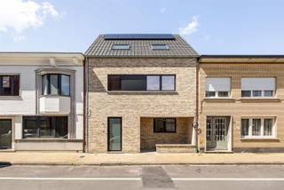 <p><span>Verrassend ruime nieuwbouwwoning vlakbij het centrum van Kapellen</span></p><p><span> </span></p><p><span>OP zoek naar een energiezuinige nieuwbouwwoning met veel ruimte? Dan is deze woning zeker een bezoek waard!</span></p><p><span> </span></p><p><span>Gelegen in een rustige straat, op wandelafstand van het centrum van Kapellen, geniet je hier van alle dagelijkse voorzieningen binnen handbereik. Winkels, restaurants en openbaar vervoer bevinden zich vlakbij, net als het station van Ekeren en de belangrijkste verbindingswegen. </span></p><p><span> </span></p><p><span>Deze woning combineert comfort met een laag energieverbruik dankzij onder andere:</span></p><p><span>- zonnepanelen</span></p><p><span>- warmtepomp</span></p><p><span>- ventilatiesysteem D</span></p><p><span>- regenwaterrecuperatie</span></p><p><span> </span></p><p><span>Binnen verrast de woning meteen door haar ruime indeling. Op het gelijkvloers vind je een inkomhal, een praktische berging, een gastentoilet en een gezellige leefruimte met open keuken. Achteraan ligt een aangenaam stadstuintje waar je heerlijk kunt genieten van het buitenleven. Vooraan is er bovendien ruimte voorzien voor fietsen en/of afvalcontainers. </span></p><p><span> </span></p><p><span>Op de eerste verdieping zijn er drie slaapkamers, een badkamer en een apart toilet. De tweede verdieping biedt nog extra mogelijkheden met een zeer ruime vierde slaapkamer, een tweede badkamer met ligbad en de technische ruimte. Daarboven is nog een handige bergzolder, bereikbaar via een vlizotrap. </span></p><p><span> </span></p><p><span>De grond van de woning wordt verkocht onder registratierechten en de constructie onder 21% BTW. </span></p><p><span> </span></p><p><span>Interesse? Neem gerust contact op voor meer informatie of een bezoek ter plaatse. Deze woning heeft heel wat te bieden!</span></p><p><span> </span></p><p><span> </span></p><p><span> </span></p><p><span> </span></p><p><span> </span></p><p><span> </span></p>
