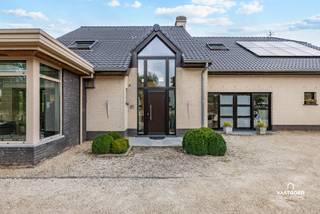 Gelegen nabij invalswegen treffen we deze ruime, lichtrijke woning met inpandige loods aan.
Het huis heeft de volgende indeling: ruime inkomhal met gastentoilet, grote lichtrijke woon- en eetkamer met volledig geïnstalleerde open keuken en veranda, een bureauruimte, berging, doucheruimte, ruime loods en een extra polyvalente ruimte.
Op de eerste verdieping zijn er 4 grote slaapkamers, waarvan één met dressing, apart toilet, badkamer 1 met ligbad en lavabo en badkamer 2 met inloopdouche en dubbele lavabo.
Verder heeft de woning ook nog een ruime zolder voor de nodige opberging, en een carport
Renovatieverplichting: neen.
Grote troeven zijn hier: instapklaar, lichtrijk, bereikbaarheid,...
Voor meer informatie of een bezoek kan u terecht bij Sander Dejonghe via sander@vastgoeddejonghe.be, Evy Dhondt via evy@vastgoeddejonghe.be of Inias Leten, Inias@vastgoeddejonghe.be
Alle dossierstukken kan u downloaden op onze website: www.vastgoeddejonghe.be.