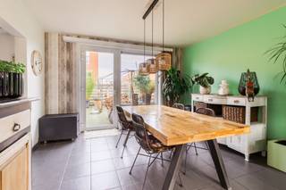 Welkom in deze verzorgde en energiezuinige woning, gelegen in een rustige en aangename woonwijk in Brecht.We betreden de woning via de inkomhal met...