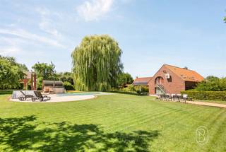 <p>Welkom in deze prachtige landelijk vakantiewoning gelegen in Ellezelles Lahamaide, een absolute droombestemming voor wie op zoek is naar ruimte, comfort en een weelderige buitenomgeving. Het huis beschikt over maar liefst 7 slaapkamers en 5 badkamers, verdeeld over een royale bewoonbare oppervlakte. <br />De indeling is voorzien met het oog op comfort en praktische woonervaring.<br />De keuken is modern en volledig uitgerust met stainless steel apparatuur, waarbij heldere ramen zorgen voor een aangename werkplek met uitzicht op het groene landschap. De gezellige eethoek met grote eettafel nodigt uit tot samen tafelen met family en vrienden.<br />Het meest indrukwekkende kenmerk is ongetwijfeld de multifunctionele ruimte met spectaculaire dakspanten en veel licht. Deze ruimte met open haardplaats biedt ideale mogelijkheden voor ontspanning, met ruimte voor een pooltafel, zithoeken en veel meer. Dit is de perfecte verzamelplaats voor uw gezelschap<br />Het terrein van 6811 m² is werkelijk een wonderbaarlijke oase met mooi aangelegde tuinen, mature bomen en een prachtige zwembad met ligweide. Een houten lounge pod voegt een uniek element toe aan dit groene paradijs. Er is ruimte voor kinderactiviteiten, recreatie en volledige privacy.<br />De bakstenen architectuur met oranje dakpannen geeft het pand een tijdloos karakter, terwijl moderne ameniteiten en zonnepanelen zorgen voor duurzaamheid. <br />Dit is meer dan alleen een huis, het is een lifestyle, een plek waar herinneringen worden gecreëerd.</p>