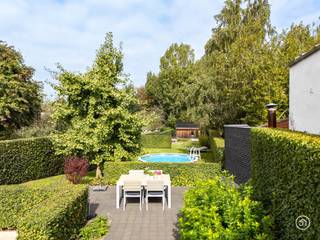 Op een gunstige locatie te Hingene, treffen we deze prachtige halfopen bebouwing aan. Kasteel d'Ursel bevindt zich nabij de woning en ook paviljoen 'De Notelaer' kan je een aangename wandeling gaan maken.<br /><br />Bij het betreden van de woning kom je terecht in de inkomhal die enerzijds toegang geeft tot de praktische berging en anderzijds tot de open leefruimte. Wanneer we doorlopen, treffen we de bureauruimte voorzien van maatkasten en aansluitend de volledig geïnstalleerde open keuken met eetkamer. De keuken geeft een prachtig groen uitzicht op de tuin.<br />Via een verborgen schuifdeur in de eetkamer, betreden we de vestiaire met toegang tot het toilet en tuin.<br /><br />Op de eerste verdieping zijn er twee ruime slaapkamers, een apart toilet en een badkamer met bad, douche en lavabo.<br /><br />Via de vaste trap gaan we naar de zolderverdieping die kan worden gebruikt als polyvalente ruimte of derde slaapkamer.<br /><br />Bovendien beschikt de woning over een praktische kelder.<br /><br />Als kers op de taart is er een prachtig aangelegde tuin, opgedeeld in verschillende gezellige plekjes en voorzien van een zwembad. De tuin biedt uitzicht op het bos achteraan, genieten van een aperitief was nog nooit zo aangenaam.<br />Achteraan de tuin vinden we een chill house en een tuinberging.<br /><br />Last but not least, bieden de garage en oprit parkeerplaatsen voor meerdere wagens.<br /><br />Heb je interesse in deze instapklare woning?<br />Neem dan gerust contact op via info@julimmo.be of 03 303 39 36.