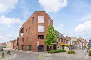 <strong>IDEALIS VASTGOED - PRACHTIGE CASCO+ PENTHOUSE MET EEN HEERLIJK LICHTRIJKE WOONKAMER MET OPEN KEUKEN EN AANSLUITEND ZEER RUIM TERRAS, 2 SLAAPKAMERS, BADKAMER, BERGPLAATS OP EEN GEGEERDE LOCATIE IN HET CENTRUM VAN PEER! Een aangename penthouse met een netto bewoonbare oppervlakte van +-102m² met veel lichtinval en grote glaspartijen en een ruim terras van maar liefst +- 22m², met apart kelderberging en fietsenstalling op een gegeerde locatie! Deze casco+ penthouse biedt op de 2<sup>de</sup>  verdieping een heerlijk ruime woonkamer met open keuken, een ruime inkom, een toilet, een bergplaats en toegang tot het ruim terras. Op de 3<sup>de</sup> verdieping beschikt het penthouse over 2 slaapkamers en een badkamer. Een penthouse met vele troeven dus, nl. casco+ en nog volledig naar eigen smaak af te werken, een fijne locatie, veel lichtinval en ruime glaspartijen, zeer ruime leefruimte met open keuken, 2 slaapkamers, laag energieverbruik,…<br /><br />LIGGING: </strong><br />Deze penthouse is gelegen vlakbij de dorpskern van het gezellige Peer. Winkels, horeca en openbaar vervoer zijn op wandelafstand vlot bereikbaar. Centraal gelegen ten opzichte van nieuw scholencomplex en vlak bij sport en vrijetijdscomplex (skipiste Snowvalley, BMX, voetbalpleinen ,I-fitness, skatepark , …<br /><br /><strong>INDELING: </strong><br /><strong>2<sup>de</sup> verdieping: </strong><br />– Inkomhal met trappenhal naar verdieping – toilet – bergplaats met technieken – woonkamer met aansluitend open keuken –  terras met toegang via keuken en inkomhal –<br /><br /><strong>3<sup>de</sup> verdieping</strong>:<br />– Overloop – badkamer – slaapkamer 1 – slaapkamer 2 – toilet 2 –<br /><br /><strong>kelderberging:</strong><br />– apart kelderberging –<br /><br /><strong>BIJZONDERHEDEN:</strong><br />- Casco+ penthouse<br />- Prachtige locatie hartje Peer<br />- Nieuwste technieken<br />- Energiezuinig<br />- Ventilatie type D<br />- Zonnepanelen (5kWp)<br />- Apart kelderberging<br />- Gezamenlijke fietsenstalling<br />- Verkoop onder registratierechten, onder voorwaarden 2%!<br />- Scherpe prijsstelling voor een zeer ruime casco+ penthouse!!<br /><br />Oorspronkelijk gebouw dateert van 1967. Volledig gerenoveerd met extra bouwlaag in 2025.<br /><br />Mogelijkheid om het gelijkvloers handelspand (92m²) in dezelfde residentie mee aan te kopen (Oudestraat 22, Peer).<br /><br /><strong>Stedenbouwkundige Inlichtingen:</strong><br />Bouwvergunning - Woongebied met cultureel, historische en/of esthetische waarde – Geen dagvaarding – Geen voorkooprecht – Geen verkavelingsvergunning<br /><br /><strong>E-peil: </strong>voorlopig E-peil van 49. Het definitief E-Peil dient berekend te worden na afwerking, uiterlijk 12 maanden na de officiële ingebruikname.<br /><br /><strong>O-peil: </strong>niet overstromingsgevoelig<br />P-Score: C<br />G-Score: C<br /><br /><strong>Benieuwd naar deze penthouse?<br />Wenst U advies omtrent uw eigen woning? Graag plannen wij vrijblijvend met U een afspraak in om onze expertise met U te delen, steeds tot Uw dienst!!<br />Neem contact op met IDEALIS VASTGOED op 011/515 565 of mail naar info@idealisvastgoed.be!</strong><br /> 