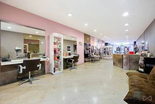 📌 Dit opbrengsteigendom biedt een zeldzame en veilige investering in een bloeiende stad, op slechts enkele minuten van de Franse grens.
Dit pand combineert charme, rendement en toegankelijkheid.
Samenstelling van het pand:
⭐️ Gelijkvloers:
Ruim handelsgelijkvloers van ongeveer 150 m², momenteel uitgebaat als kapsalon.
Uitstekende zichtbaarheid dankzij de etalage aan de Grote Markt, wat zorgt voor een constante stroom van voorbijgangers en toeristen.
⭐️ 1e verdieping:
Appartement met 2 slaapkamers, bestaande uit een lichtrijke woonkamer, een volledig uitgeruste keuken met toegang tot een prachtig terras van 33 m², een badkamer en een douchekamer.
Goed onderhouden en comfortabel – ideaal voor residentiële verhuur.
⭐️ 2e verdieping:
Duplexappartement met 2 slaapkamers, met een ruime leefruimte, een moderne uitgeruste keuken en een badkamer.
Gezellige sfeer en mooie volumes.
📐 Technische kenmerken:
Individuele meters
Dubbel glas
Recente gasverwarmingsketels in de appartementen
Grote, droge kelders die extra opslagruimte bieden
Huurdossier beheerd door een vastgoedkantoor
✨ Troeven voor de investeerder:
Zeer centrale en gegeerde ligging
Bestaande huurovereenkomsten die onmiddellijk rendement garanderen (huurders aanwezig sinds 2021)
Grote meerwaardepotentie dankzij de economische en toeristische groei van Doornik
Gediversifieerde inkomsten: handel + wonen
💡 Een zeldzame kans om te investeren in een emblematisch gebouw in het hart van een historische en dynamische stad!
✅ Ideaal gelegen in het historische centrum van Doornik, aan de beroemde Grote Markt – een driehoekig plein omringd door cafés, restaurants en winkels, gedomineerd door het 12e-eeuwse belfort, dat op de Werelderfgoedlijst van UNESCO staat.