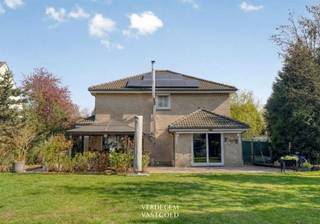 <p><span>Ligging<br /></span><span>Dit is een locatie met troeven.<br />De 19de eeuwse zomerverblijven van de Gentse bourgeoisie zijn je buur en stille getuigen van een heerlijke woonbuurt.<br />Op fietsafstand van Gent, nabij R4 en de bedrijvigheid van de kanaalzone, inclusief een veerdienst, lagere school en een actieve buurtwerking bij Den Hannekesnest.<br /><br /></span><span>Instapklare gezinswoning met 3 slaapkamers, zonnige tuin en achterliggende weilanden<br /></span><span>Via een brugje rijd je naar de woning.<br />Je woont hier als laatste in de rij met heel wat parkeerplaats en een handige carport.<br />Binnen word je meteen verwelkomd door een ruime en gezellige leefruimte met houtvuur en open keuken.<br />Je geniet er van de tuin door de vele, grote ramen.<br />Koken is hier top, met veel kastruimte en een groot kookeiland.<br />Verder op het gelijkvloers een apart bureau en gastentoilet.<br />Op de verdieping vind je 3 volwaardige slaapkamers en een knappe badkamer met douche en ligbad.<br />De tuin is een genietplek, met veel groen, prachtig achterliggende weilanden, een tuinberging en een loungeplek voor fijne momenten met vrienden of familie.<br /><br /></span><span>Extra<br /></span><span>/ zonnepanelen<br /><br /></span><span>Troeven<br /></span><span>/ ruim wonen<br />/ grote tuin<br />/ vlotte bereikbaarheid<br />/ gunstig EPC<br /><br /><br /><br /><br /><br /></span><span>disclaimer: enkele beelden werden subtiel met AI bewerkt</span></p>
