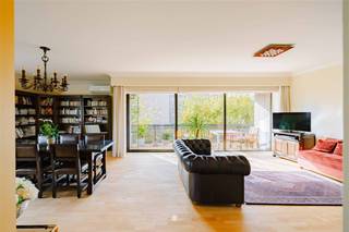 <p><span>SINT-NIKLAAS - Vous êtes à la recherche d'un appartement situé au centre et prêt à l'emploi avec une grande terrasse ensoleillée ? Cet appartement est fait pour vous !</span></p><p><span> </span></p><p><span>Les principaux atouts en bref :</span></p><p><span>- Situation calme et en plein centre</span></p><p><span>- Rénovation récente</span></p><p><span>- Terrasse spacieuse orientée sud-ouest (soleil toute la journée !)</span></p><p><span>- Possibilité d'acheter 2 box de garage</span></p><p><span>- Très bon rendement énergétique (label EPC B)</span></p><p><span> </span></p><p><span>Cet appartement bénéficie d'une situation très centrale, à proximité du centre de Saint-Nicolas, de la gare et de nombreux commerces. </span></p><p><span> </span></p><p><span>Situé dans le quartier recherché de 'Lavenderpark', dans une résidence très bien entretenue. </span></p><p><span> </span></p><p><span>L'appartement se trouve au deuxième étage et est accessible par ascenseur. </span></p><p><span> </span></p><p><span>Une fois entré par le spacieux hall d'entrée, c'est la luminosité de l'espace de vie qui attire immédiatement le regard, grâce aux grandes fenêtres donnant sur la terrasse (11m²). </span></p><p><span>Attenante à l'espace de vie se trouve la cuisine entièrement équipée avec un espace de rangement très pratique. Si vous avez encore besoin d'espace de stockage, il y a un espace de stockage supplémentaire au sous-sol. </span></p><p><span> </span></p><p><span>Il y a également 2 chambres spacieuses, des toilettes pour les invités et une salle de bain avec baignoire, double lavabo et toilettes supplémentaires. </span></p><p><span>Il y a également une pièce intérieure supplémentaire qui peut servir de dressing, de bureau,...</span></p><p><span> </span></p><p><span>Sous terre, en plus de la salle de stockage au sous-sol, il y a également un garage fermé. </span></p><p><span> </span></p><p><span>Vous souhaitez vivre dans un espace spacieux, très central, tout en profitant du calme et de la tranquillité ? </span></p><p><span> </span></p><p><span>Contactez vite Axel Lenaerts Waasland pour une visite ! VP  249.000 (appartement) +  25.000 (garage box).</span></p><p><span> </span></p>