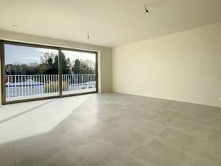 ORTUS Wezembeek-Oppem - Stijlvol en groen wonen, midden in het nieuwe centrum. Dit recent appartement van +/- 90m2 gelegen op de eerste verdieping, in residentie Lilly, bestaat uit een inkomhal met vestiaire, apart toilet, berging met aansluiting voor wasmachine en droogkast, leefruimte (+/-33m2) met toegang tot het terras, volledig ingerichte keuken, 2 slaapkamers (+/- 13,5m2, +/-8,4m2), ruime badkamer met bad en douche, lavabo op meubel en badkamermeubel, kelder. Het appartement is gelegen in het centrum van Wezembeek-Oppem omringd door een groen park en vlakbij alle faciliteiten, (tramhalte en winkels op wandelafstand/Carrefour express). Zonnepanelen aanwezig. Provisie voor gemeenschappelijke lasten 100€/maand en parking met stopcontact voor elektrische wagen 125€/maand. Verlichting, gordijnroedes inbegrepen. Een aanrader!