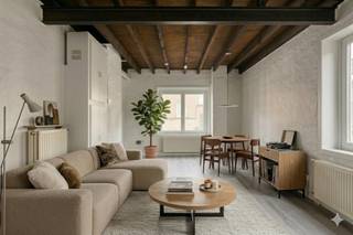 De Krijgsgasthuisstraat heeft een rijke geschiedenis als de voormalige Hospitaalstraat bij het Militaire Hospitaal. Het is een bijzonder rustig plekje te midden van de stad. Je geniet hier van de ideale combinatie: ongeziene stilte en toch alles binnen handbereik.Het appartement is gelegen op de eerste verdieping en vormt de perfecte opportuniteit voor wie op zoek is naar een eerste eigen stek of een slimme investering. Binnenin vind je de lichtrijke leefruimte die aansluit op de volledig vernieuwde keuken. De badkamer is apart en bevindt zich op dezelfde verdieping. De ruime slaapkamer is te bereiken via de trap en bevindt zich onder het goed geïsoleerde dak.Dit appartement deelt een heel fijn terras dat vlot te bereiken is en kan gebruik maken van de fietsenberging.Met een EPC-label C is dit in de praktijk een zeer zuinige studio met een opvallend laag reëel verbruik. Dit is te danken aan de kwalitatieve HR-dubbele beglazing, de vernieuwde voordeur en de hoogrendementscondensatieketel (2019), die zorgen voor een optimaal comfort zonder hoge energiefacturen.Tot slot is de elektrische keuring van het appartement conform!De AI-visualisaties zijn bedoeld als inspiratie. Er werd geen rekening gehouden met technische specificaties, stedenbouwkundige voorschriften of de concrete mogelijkheden tot realisatie.Bestuursmaatregelen in het maatregelenregister: in aanvraag