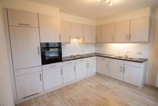 Ruim appartement met 2 slaapkamers, 2 terrasjes en ondergrondse autostaanplaats. ALGEMEEN- Verwarming: aardgas.- PVC ramen/ dubbele beglazing.- 1...