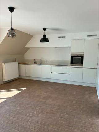 Dit ruime en energiezuinige appartement op de derde verdieping combineert een centrale ligging met veel licht en maar liefst twee ruime terrassen.<br /><br />Bij het binnenkomen kom je terecht in een grote, open leefruimte met open keuken en directe toegang tot het west gerichte terras, waar je heerlijk van de namiddag- en avondzon kunt genieten. Naast de keuken bevindt zich een praktische aparte berging.<br /><br />Daarnaast is er een extra kamer die perfect kan dienen als bureau of tweede slaapkamer. Vanuit deze ruimte heb je toegang tot het tweede, oost gerichte terras, ideaal om te genieten van de ochtend- en voormiddagzon. Hier bevindt zich bovendien nog een handig extra berging. <br /><br />De badkamer beschikt over een inloopdouche, lavabo en aansluitingen voor een wasmachine. Er is ook een apart toilet.<br /><br />Via de trap bereik je de ruime slaapkamer, die dankzij de aparte berging extra praktische opbergruimte biedt.<br /><br />Huurprijs: €925 + €50 kosten<br /><br />Interesse? Stuur gerust een berichtje voor meer informatie of om een bezoek in te plannen.