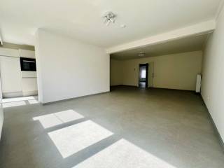 Dit ruime appartement op de eerste verdieping in Tienen combineert comfort en functionaliteit op een uitstekende manier. Het appartement is bereikbaar via een lift en heeft een bewoonbare oppervlakte van 98 m², wat het perfect maakt voor gezinnen of koppels die op zoek zijn naar een gezellige en praktische woonruimte. Het beschikt over twee ruime slaapkamers, beide voorzien van veel natuurlijk licht en voldoende opbergruimte.<br />Het recent gerenoveerde appartement is mooi afgewerkt en beschikt over een moderne badkamer met alle nodige faciliteiten om uw dagelijkse routine aangenaam te maken. De doordachte indeling zorgt voor een optimale benutting van de beschikbare ruimte, waardoor elke kamer comfortabel en praktisch aanvoelt. Daarnaast geniet u van een terras waar u kunt ontspannen en volop kunt genieten van buitenlucht.<br />Het appartement bevindt zich in een rustige en aangename buurt van Tienen, dicht bij lokale winkels, scholen en openbaar vervoer. Tot het pand behoort ook een kelderberging voor extra opslagruimte. Er zijn maandelijkse gemeenschappelijke kosten van 50 euro, wat bijdraagt aan het onderhoud van het gebouw en de gemeenschappelijke delen.