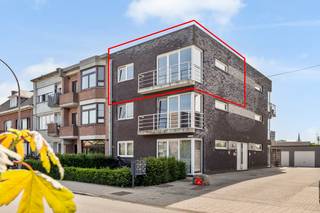 <strong>TE KOOP | Instapklaar appartement nabij het station van Geel.</strong><br /><br />Op zoek naar een instapklaar appartement op een uitstekende locatie?<br />Dit verzorgde appartement op de 2de verdieping ligt op wandelafstand van het station van Geel en is ideaal voor een alleenstaande, een koppel of als interessante investering.<br /><br />Het appartement beschikt over een lichtrijke leefruimte met open keukenhoek, een comfortabele slaapkamer, een badkamer, een praktische berging/wasplaats en een afzonderlijk toilet. Bovendien beschikt de woning over een private parkeerplaats.<br /><br /><strong>Technisch</strong><br />🔥 Centrale verwarming op aardgas – installatie vernieuwd ca. 3 jaar geleden<br />⚡ EPC: 106 kWh/m²/jaar – label B<br />🏗️ Bouwjaar: 2008<br /><br />🛗 Geen lift aanwezig in het gebouw<br /><br /><strong>Ontdek dit appartement online</strong><br />Bekijk alvast de interactieve grondplannen en foto's op onze website:<br />www.wijns.be<br /><br /><strong>Interesse?</strong><br />Contacteer ons vandaag nog voor meer informatie of om een bezoek ter plaatse in te plannen.<br />📞 0473/33 33 33<br />✉️ philip@wijns.be