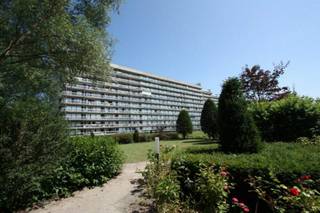 Op zoek naar een <strong>interessante belegging waarvan u desgewenst zelf kan genieten</strong>? Dan zijn de multi-eigendommen in de Residentie <strong>Laguna Beach </strong>misschien wel iets voor u!<br /><br /><strong>Actueel kan door de combinatie van meerdere multi-eigendommen een volledige jaarperiode worden aangeboden met een merkelijk hoger direct verhuurrendement in vergelijking met het verwerven van de volle eigendom van één vakantieappartement. </strong><br /><strong>Deze investering biedt u tevens de vrijheid en de mogelijkheid om zowel periodiek als op jaarbasis vlot te kunnen verhuren of zelf te gebruiken.</strong><br /><br />De residentie zelf biedt meerdere extra faciliteiten voor vakantiegangers: een privéstrand, twee overdekte zwembaden met douches & kleedkamers. Op wandelafstand van het Willemspark, de zeedijk, de duinen en het strand. De residentie is aangepast voor mindervaliden en heeft ook een conciërge ter plaatse. Fietsenstalling alsook meerdere gratis ter beschikking gestelde autostaanplaatsen. We kunnen u meerdere type appartementen/studio's aanbieden in verschillende periodes.<br /><br /><strong>Contacteer ons voor meer info en ontdek zelf de voordelen van dit alternatief op riskante beursbeleggingen.</strong><br /><br /><strong><u>Multi-eigendom is (in principe) een vakantieformule</u></strong> die u de mogelijkheid biedt het recht te kopen om een uitgeruste en gemeubelde verblijfplaats als vakantiewoning te gebruiken voor één of meerdere weken/maanden.<br />In dit geval gaat het om het recht om voor de rest van uw leven een appartement/studio te gebruiken in een toeristisch complex aan de Belgische kust gedurende een welbepaalde periode per jaar. Soms wordt er ook gesproken over “vakantieproducten van lange duur” of over “deeltijds gebruik van gebouwen”. U kan dit recht ook schenken, verkopen of laten vererven, net zoals bij een klassieke aankoop van vastgoed.<br /><br />Het aantrekkelijke aan de formule, die het midden houdt tussen eigendom en huur, is allereerst het financiële plaatje. Een vakantiewoning kopen is een forse investering en het gekochte goed moet permanent beheerd worden terwijl het soms maar een paar weken per jaar wordt gebruikt. Door een timeshare aan te kopen, krijgt u, mits betaling van een bepaald bedrag, het recht om elk jaar een woning te betrekken gedurende een welbepaalde periode, zonder dat u zelf volledig moet instaan voor het beheer of het onderhoud. <br /><br />De aankoopprijs varieert naargelang het seizoen, de duur, de bezettingscapaciteit, de ligging van de woonruimte, de uitrusting, de afwerking, de luxe,… Bij die aankoopprijs komen de bijkomende kosten: de beheers- en onderhoudskosten die elk jaar moeten worden betaald (ook als de woning niet wordt gebruikt), de vaste kosten (verzekeringen en taksen) en uw privatief verbruik van de nutsvoorzieningen (verwarming, elektriciteit en water).<br /><br /><span><strong>Tekoopstelling onder voorwaarden; Zie www.more.be, "bijlagen" en onder voorbehoud van beschikbaarheid.</strong></span><br />