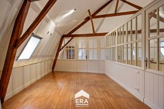 Dit luxueuze en ruime appartement in het hart van Peer biedt een prachtig uitzicht over de historische stadskern en combineert modern comfort...