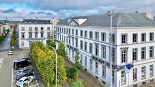 Dit appartement op de tweede verdieping van het prestigieuze Mercier-project combineert authentieke grandeur met hedendaags comfort. De royale plafondhoogtes en grote ramen zorgen voor een lichtrijke leefruimte waar je de hele dag door van natuurlijk licht geniet. Het ruime terras sluit naadloos aan bij de leefruimte en biedt een aangename buitenbeleving in het hart van Mechelen.<br /><br />Het appartement beschikt over drie volwaardige slaapkamers en een doordachte indeling die zowel comfort als functionaliteit garandeert. De afwerking gebeurt met oog voor detail en met hoogwaardige materialen, wat bijdraagt aan de exclusieve uitstraling.<br /><br />Dankzij geothermische verwarming en koeling, ventilatie type D en uitstekende isolatie behaalt dit appartement een A-label. Als eigenaar geniet je bovendien vijf jaar volledige vrijstelling van onroerende voorheffing. De oplevering is voorzien in juni 2026 en de verkoop gebeurt onder het registratiestelsel.<br /><br />Wonen in Mercier betekent kiezen voor een uniek appartement in een historisch pand op een toplocatie in Mechelen.<br />Plan je afspraak met onze nieuwbouwspecialist via onze website en ontdek Mercier zelf. <br />
<div></div>