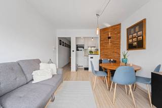 Dit appartement is gelegen aan de Astridlaan in Blankenberge, op een steenworp van zee en strand. Dankzij de gunstige ligging bevindt u zich vlak bij het centrum, terwijl u toch geniet van een rustige woonomgeving. Winkels, restaurants, scholen en openbaar vervoer zijn gemakkelijk te voet bereikbaar.<br /><br />Het appartement bevindt zich op de tweede verdieping van de residentie en is bereikbaar via de trap of lift. Bij het binnenkomen komt u terecht in de inkomhal, die naadloos overloopt in de aangename leefruimte met semi-open, volledig geïnstalleerde keuken.<br /><br />Via de nachthal bereikt u de slaapkamer, die beschikt over een ensuite badkamer uitgerust met een inloopdouche, een enkele wastafel en een elektrische warmeluchtverwarming. Het appartement wordt verwarmd via een gaskachel.<br /><br />Een extra troef is de privatieve kelderberging, die zorgt voor bijkomende opbergruimte. Gelieve er rekening mee te houden dat er in het appartement geen aansluiting voorzien is voor een wasmachine.<br /><br />Het appartement kan optioneel gemeubeld worden gehuurd.<br /><br />Interesse? Aarzel niet en plan vandaag nog uw bezoek!<br /><br />Provisie gemeenschappelijke lasten: € 40/maand<br /><br />Beschikbaar: onmiddellijk<br /><br />