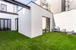 <p>Uiterst gunstig gelegen loft van ca 229 m² in de Begijnenstraat. Een heerlijke locatie, tussen het Zuid en het al even hippe Mechelseplein met de aanpalende Theaterbuurt. Deze centrale ligging staat garant voor een vlotte bereikbaarheid.<br /><br />In deze recente, kleinschalige realisatie bevindt zich dit unieke loftappartement op de gelijkvloerse verdieping in een achterbouw. De loft werd hoogwaardig afgewerkt met kwalitatieve materialen en biedt een unieke combinatie van ruimte, licht en comfort.<br /><br />De loft beschikt over een volledig geïnstalleerde open keuken met beige Emperador marmer werkblad en hoogwaardige toestellen van Miele ingewerkt: inductie kookvuur, combi-stoomoven, combi-microgolfoven, koelkast en vaatwasser. De winecooler is de kers op de taart. De royale leefruimte op strakke betonvloer, grote raampartijen en lichtstraat vormt het hart van de woning en baadt de hele dag in het licht. De zalige en uiterst rustige tuin van ca 73 m² met uitstekende privacy maakt het plaatje volledig af.<br /><br />Verder omvat het appartement een royale masterbedroom met ensuite badkamer. Luxe op en top dankzij de afwerking met vrijstaand ligbad, zeer ruime inloopdouche, dubbele lavabo en toilet. <br />De tweede slaapkamer beschikt eveneens over een ensuite badkamer met inloopdouche en lavabo. <br /><br />De vide met lager gelegen gedeelte zorgt voor een speelse indeling en kan ideaal gebruikt worden als bureauruimte of extra lounge. <br />Hier is eveneens een aparte berging voorzien met aansluiting voor wasmachine en droogkast.<br /><br />De zeer ruime inkomhal biedt de mogelijkheid om vestiaire te voorzien. Apart gastentoilet.<br /><br />Gemeenschappelijke fietsenstalling aanwezig.<br /><br />EPB in opmaak.</p>