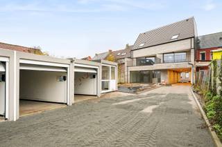 Ben je op zoek naar een garage/opslagplaats in het centrum van Lebbeke? GEVONDEN!!!De garages zijn gelegen in de Dendermondsesteenweg 19 te Lebbeke...