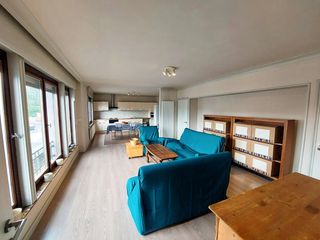 Gezellig en ruim appartement van 124m² gelegen op het eerste verdiep van een kleinschalig appartementsgebouw. Appartement bestaande uit: inkom,...