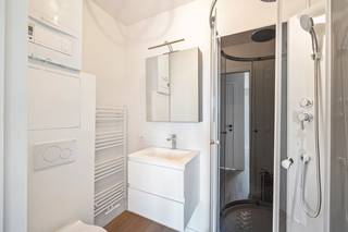 Dit lichtrijk appartement  in een klein appartementsgebouw is volledig gerenoveerd met hoogwaardige materiaalkeuze. Het appartement is geweldig...