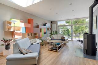 EERSTE BEZOEKDAG ZATERDAG 27/06 VANAF 10u (enkel op afspraak)!<br /><br />MELLE - Ruime woning met prachtige tuin op centrale locatie.<br />Deze ruime en lichtrijke woning ligt zeer centraal, nabij het centrum, op wandelafstand van scholen, winkels, het station en openbaar vervoer.<br /><br />Belangrijke troeven: instapklaar, energiezuinig (EPC B met bovendien 18 zonnepanelen), strakke afwerking, prachtige en zonnige tuin met ruim terras voorzien van een jacuzzi en buitenoven.<br /><br />Naar indeling toe bevindt zich op het gelijkvloers een inkomhal, gastentoilet, praktische berging, ruime keuken en een lichtrijke woonkamer die volledig in connectie staat met de tuin. <br />De inpandige garage is multifunctioneel inzetbaar en biedt een doorgang naar de tuin; daarnaast is er voldoende parkeergelegenheid op straat.<br />Op de tussenverdieping bevindt zich een ruime slaapkamer met dressingruimte en een aparte bergruimte. <br />Op de eerste verdieping vinden we 2 ruime slaapkamers met elk een aparte bureauruimte. Op deze verdieping is ook de badkamer aanwezig, voorzien van een bad, douche, dubbele lavabeau en toilet. "De zolderruimte werd ingericht als twee ruime slaapkamers, elk voorzien van een bureauruimte." <br />Verder is er ook een praktische kelder aanwezig voor extra stockage.<br /><br />Wat comfort en techniek betreft is de woning voorzien van verwarming op aardgas, vernieuwde elektriciteit, dubbele beglazing en rolluiken. De woning is daarmee volledig instapklaar en toekomstgericht qua energie en comfort.<br /><br />Extra troeven: hoogwaardig uitgeruste keuken, een regenwaterput en asbestveilig.<br /><br />Ben je op zoek naar een instapklare, centraal gelegen woning met een aantrekkelijke buitenruimte? Aarzel niet en boek snel je bezoek: 053/60.65.60.<br /><br />De vermelde prijs is een richtprijs. Na ontvangst van de biedingen zal de verkoper beslissen of hij/zij de eigendom verkoopt aan het beste bod. De richtprijs is aldus niet bindend voor de verkoper.