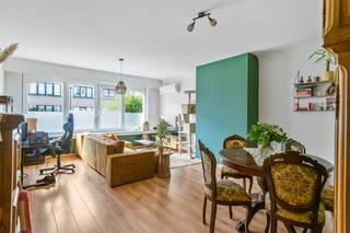 Bent u op zoek naar een gezellig gelijkvloers appartement met een verrassend ruime tuin? Dan is dit appartement in de Sint-Fredegandusstraat te Deurne zeker een bezoek waard!<br />Het appartement is gelegen in een rustige woonstraat in Deurne, met een goede verbinding naar het centrum van Antwerpen en de omliggende gemeenten. Openbaar vervoer, winkels, supermarkten, scholen en verschillende groene parken bevinden zich in de nabije omgeving. Dankzij de combinatie van een rustige ligging en een vlotte bereikbaarheid is dit een aangename locatie om te wonen.<br /><br />Bovendien is dit appartement door zijn gelijkvloerse ligging, één slaapkamer en ruime tuin bijzonder interessant voor starters, alleenstaanden of koppels die op zoek zijn naar hun eerste eigen woonst. Ook voor investeerders vormt het een interessante opportuniteit.<br /><br />U betreedt het appartement via de centrale inkomhal, die toegang geeft tot de verschillende ruimtes. Vervolgens komt u in de gezellige en lichtrijke leefruimte.<br />De keuken beschikt over heel wat kastruimte en is uitgerust met een Bosch-vaatwasser, spoelbak met verlek, keramische kookplaat, oven, koelkast en diepvriezer. Vanuit de keuken heeft u rechtstreeks toegang tot de absolute troef van het appartement: de gezellige tuin met overdekt terras van ca. 70 m². Een heerlijke buitenruimte waar u in alle rust kunt genieten van de zon, gezellig kunt tafelen of vrienden en familie kunt uitnodigen voor een barbecue.<br /><br />Het appartement beschikt verder over een ruime slaapkamer van ca. 15 m². Dankzij het grote schuifraam geniet de slaapkamer van veel natuurlijk licht en heeft u ook van hieruit rechtstreeks toegang tot de tuin.<br /><br />De badkamer is praktisch ingericht en voorzien van een inloopdouche en lavabomeubel.<br />Tot slot beschikt het appartement over een privatieve kelderberging, ideaal voor het opbergen van fietsen, voorraad of andere spullen.<br /><br />Troeven<br />+ Gelijkvloers appartement<br />+ Ruime en gezellige tuin van ca. 70 m²<br />+ Overdekt terras<br />+ Ruime slaapkamer van ca. 15 m²<br />+ Rechtstreekse toegang tot de tuin vanuit keuken én slaapkamer<br />+ Rustige woonstraat<br />+ Goede bereikbaarheid en openbaar vervoer in de buurt<br />+ Groene omgeving met parken nabij<br />+ Privatieve kelderberging<br />+ Ideaal voor starters<br />+ Interessante opportuniteit voor investeerders<br /><br />Interesse in dit gezellige gelijkvloers appartement met tuin? Neem contact op met VB Vastgoed via 03 337 50 70 of info@vbvastgoed.be voor meer informatie of een bezichtiging.