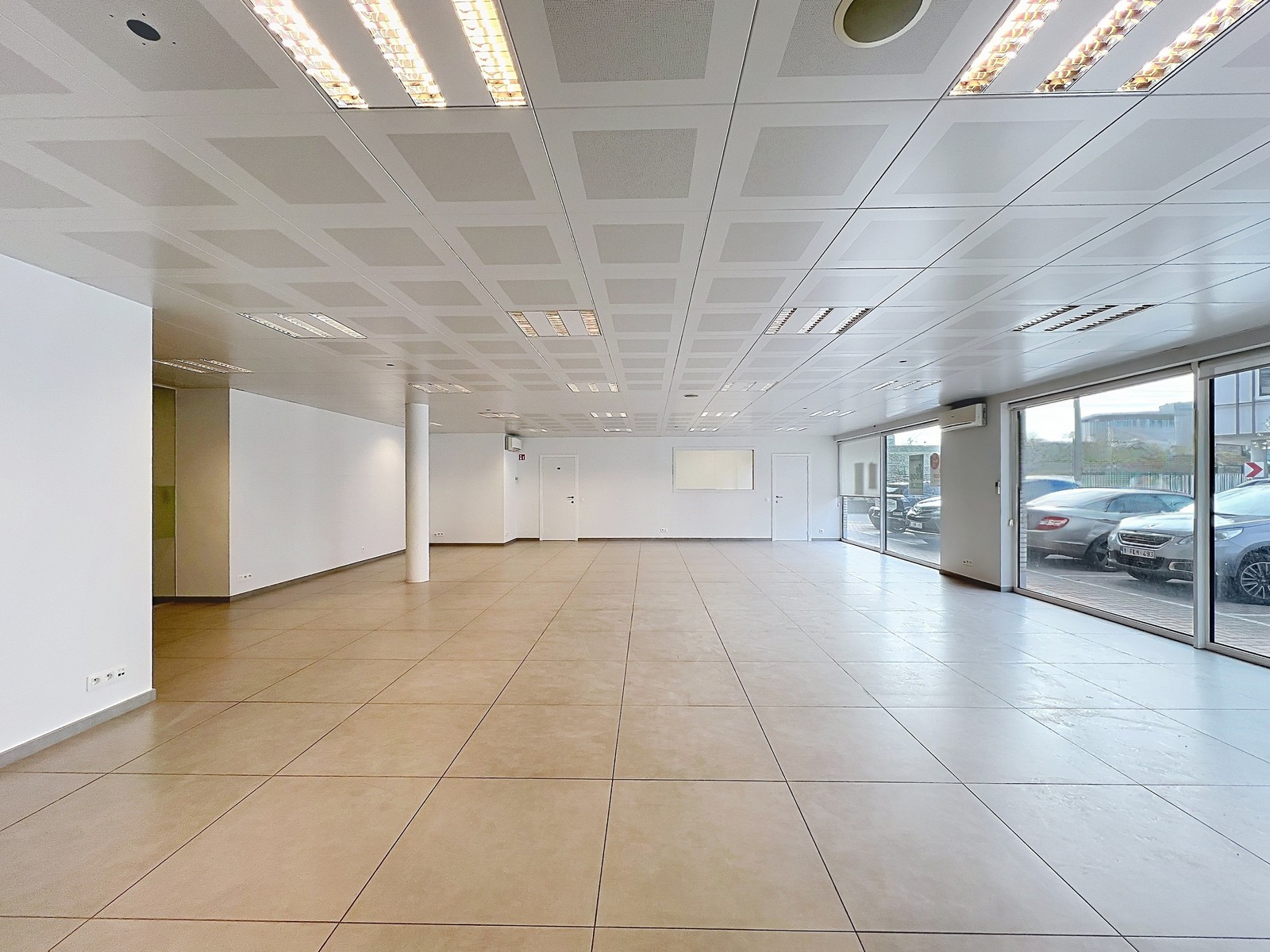 Volledig instapklare LICHTRIJKE commerciële ruimte ± 185m²  (kantoor, diensten, vrije beroepen,...) in het CENTRUM! - photo 5