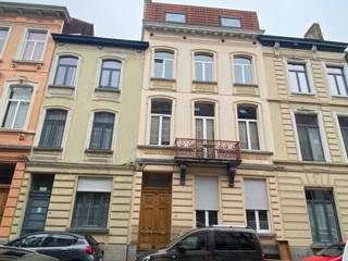 Studio (niet gemeubeld) gelegen op het gelijkvloers, uitstekend gelegen op fietsafstand van Gent centrum, op wandelafstand van het Citadelpark. Vlotte verbinding met het openbaar vervoer. De studio heeft volgende indeling: zithoek, eetplaats, keuken met koelkast, dampkap, vaatwasser en kookplaat. Afzonderlijke badkamer met douche, lavabo en toilet. Op de mezzanine kan een slaapplaats worden ingericht. Perfect voor alleenstaande of koppel! Direct vrij, te bespreken. Huurprijs: 615 euro/maand + 130 euro/maand (provisie verbruik EGW, brandverzekering en gemeenschappelijke kosten)