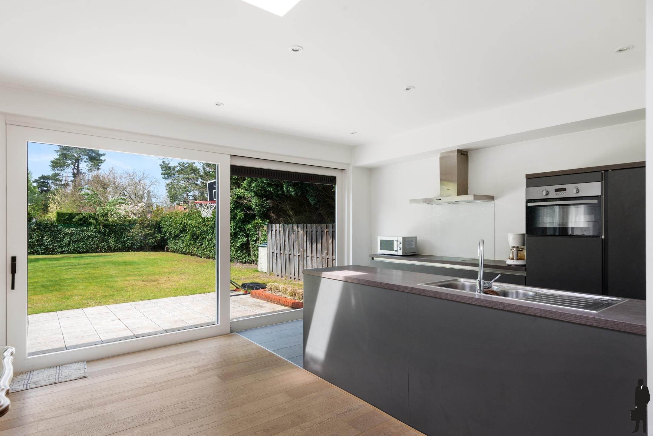 Open bebouwing op ca. 775 m² met 4 slpk, ruime tuin en 2 garageboxen! - foto 5